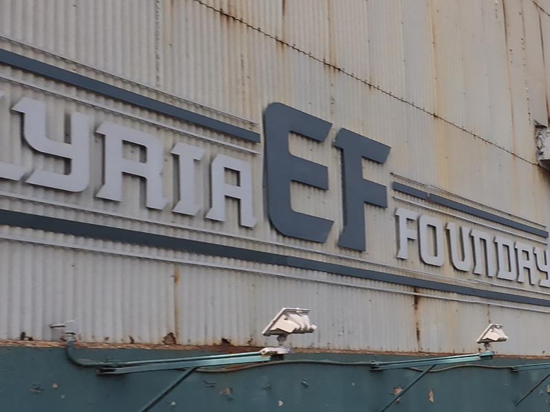 a boat sitting on the side of a building