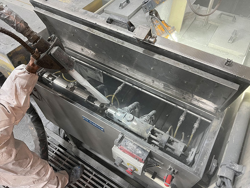 Heavy machinery cleaning with dry ice blasting